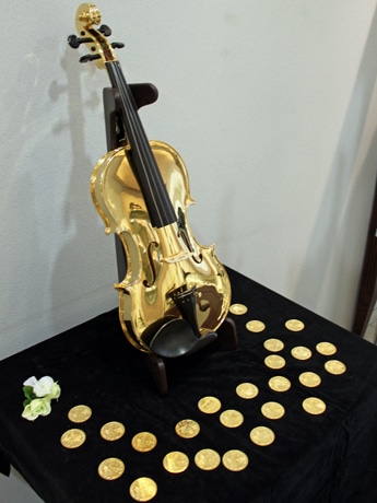 広島に1億5千万円相当の「純金製バイオリン」 ストラディバリウスが