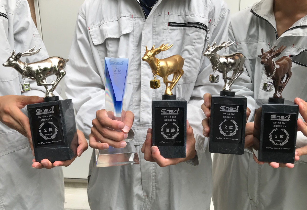 鈴鹿にちなんだトロフィー - 飯田経済新聞