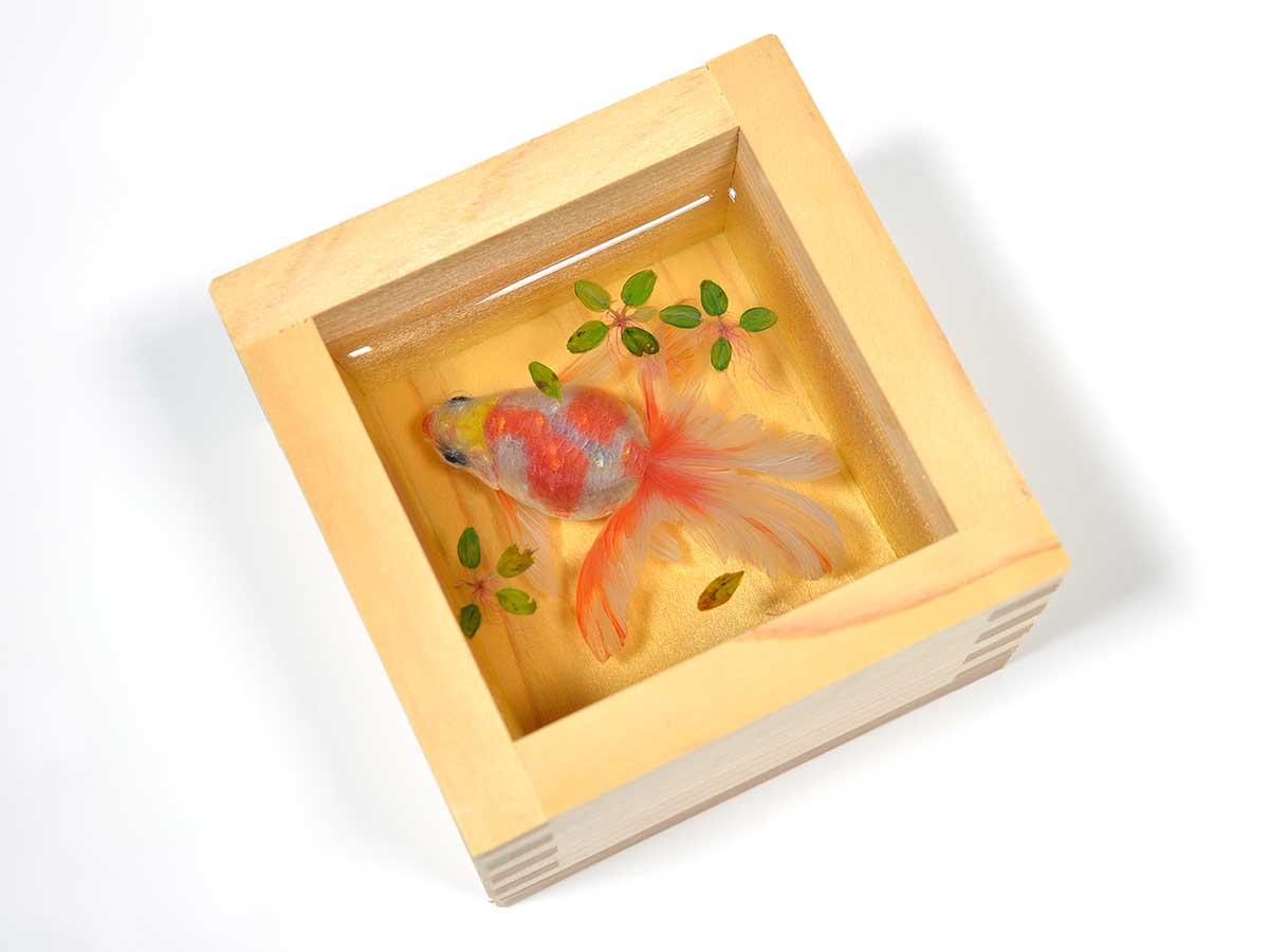 札幌で「深堀隆介展 水面のゆらぎの中へ」 金魚を描く立体作品など紹介