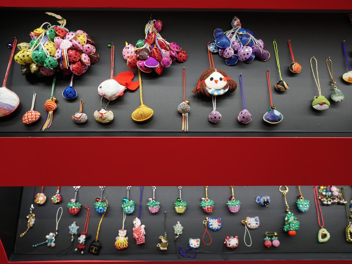 貝やビーズを使った作品＝渋谷で「おかんアート」展 - シブヤ経済新聞