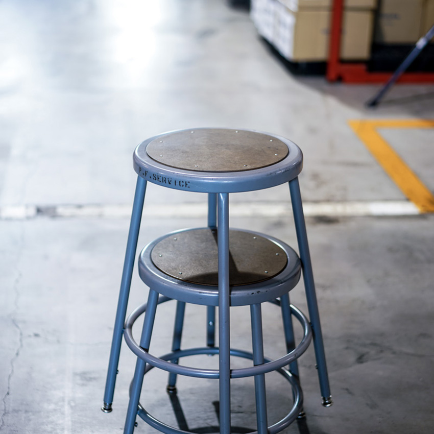 アメリカの学校でも使われる工業用スツール「LAB STOOL」。自宅の