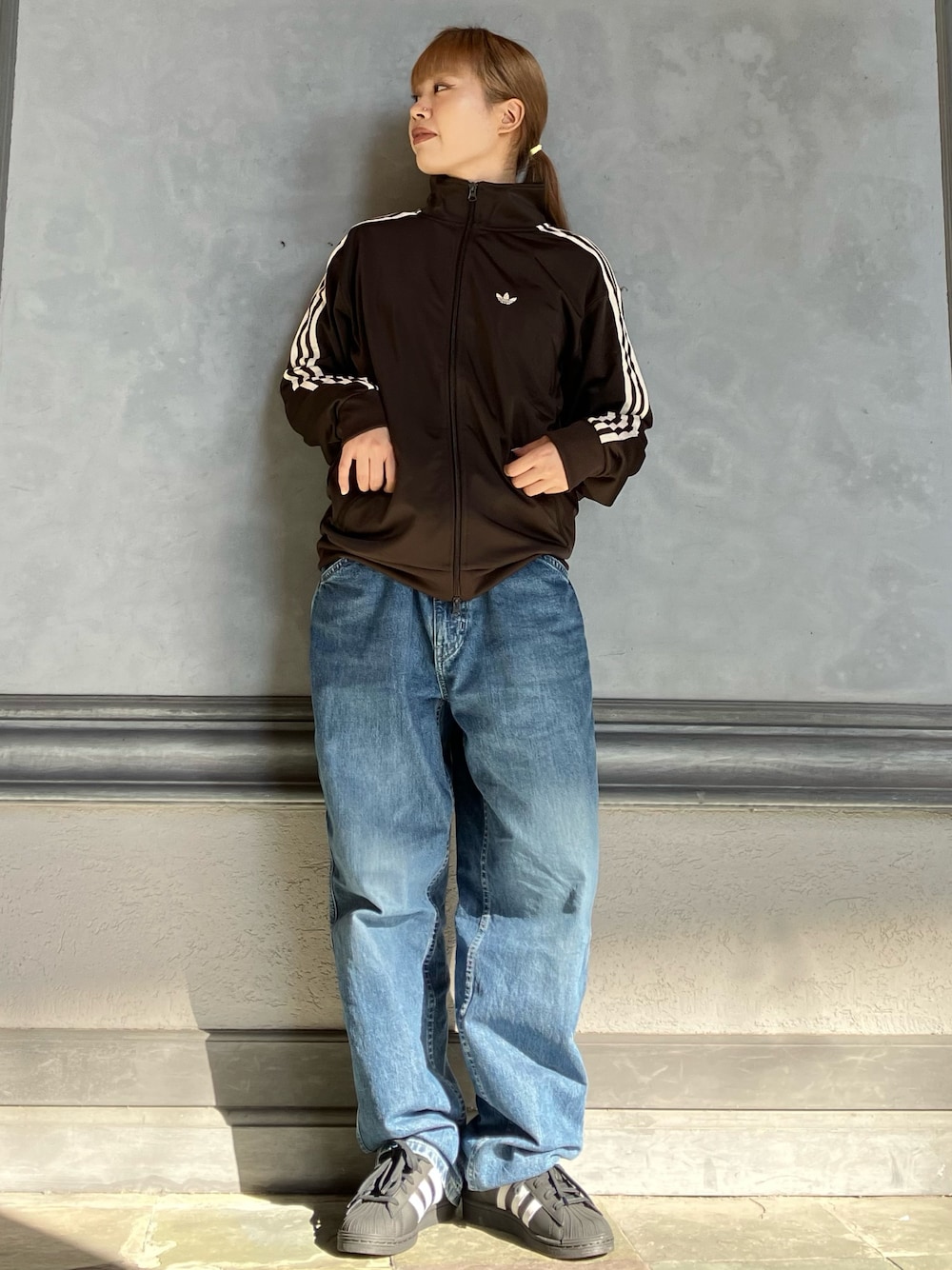 トラックジャケット（ジェンダーニュートラル）のアディダスコーデ