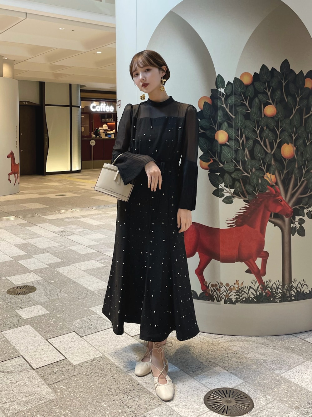 LEJA】パールビジュー付き透け感プリーツフレアスリーブビーズ