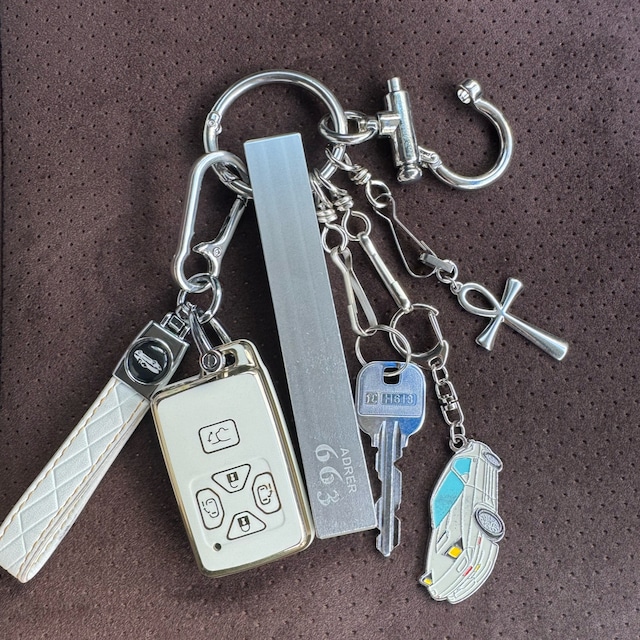 ADRER（アドラー）の「Metal retro hotel key ring - limited 999