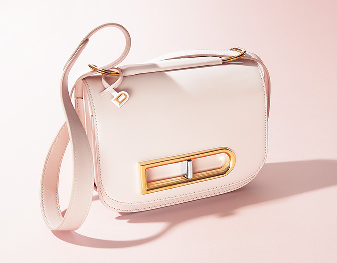 最高品質のレザーと柔らかなピンク。「デルヴォー」のバッグで