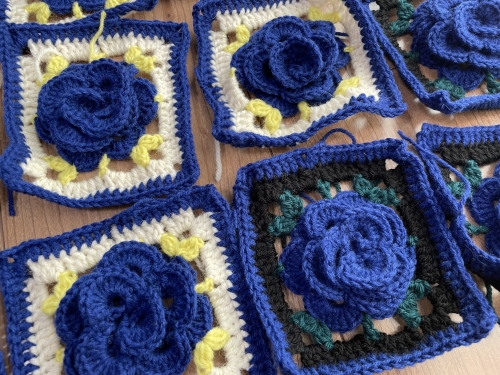 編んでいるもの】薔薇のグラニースクエアモチーフのブランケット