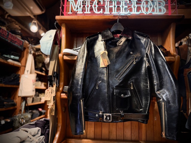 年末というこのタイミングで実名復刻のレザージャケット登場