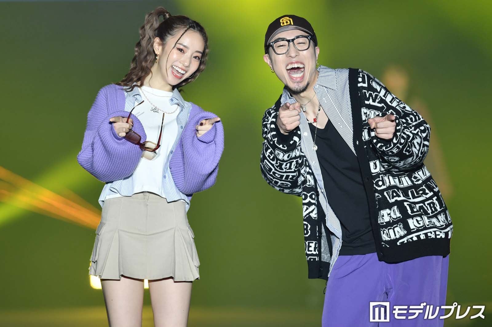 中町兄妹、仲良しランウェイ 綾は“超ミニ丈”でほっそり美脚際立たせる