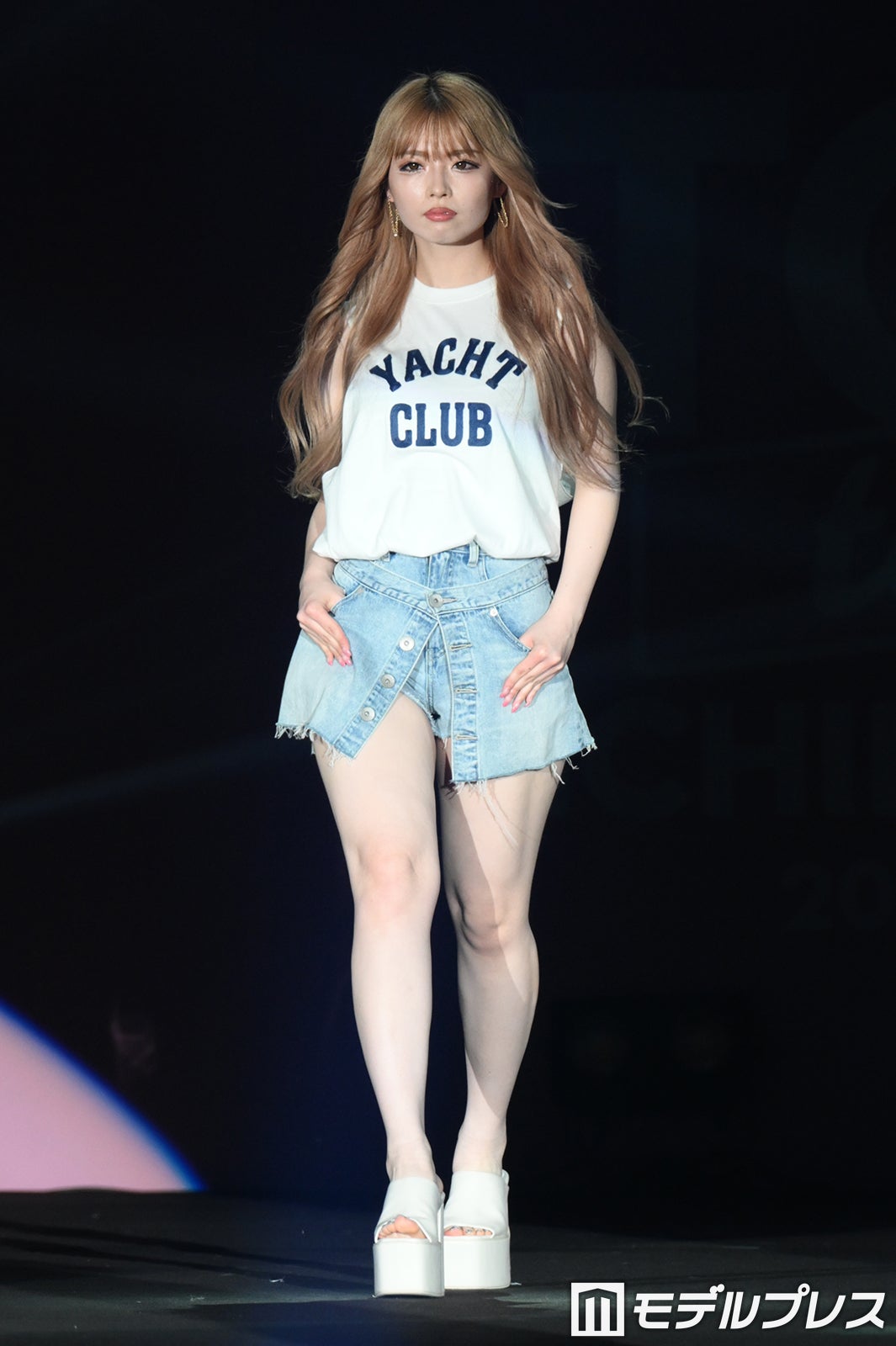 ゆいちゃみ、ミニ丈変形デニムで素肌輝く 涼しげコーデでクールに