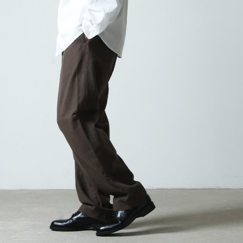 YAECA (ヤエカ) CHINO CLOTH PANTS TUCK TAPERED kusaki brown