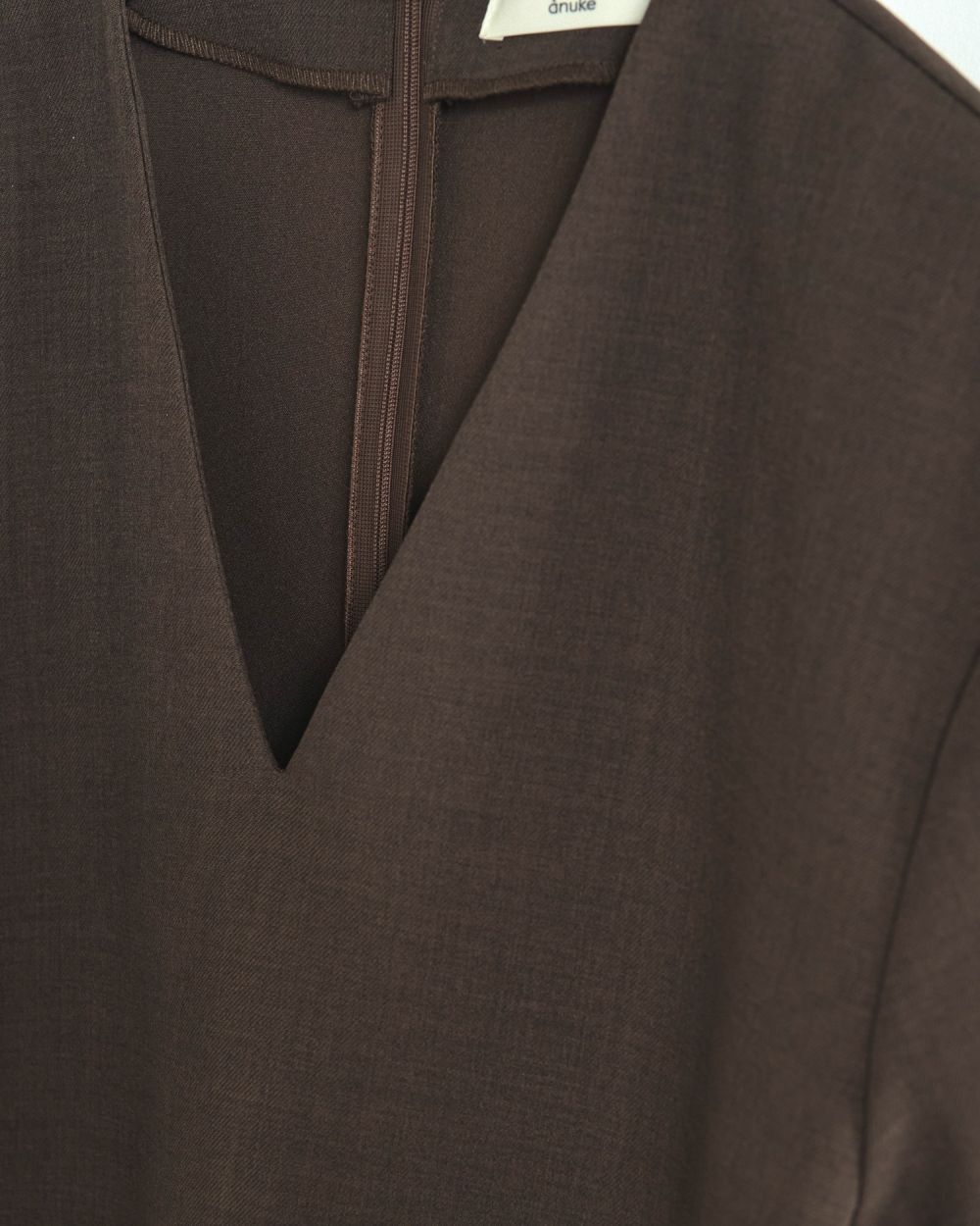 ànuke online store（アンヌーク） / Powershoulder Vneck