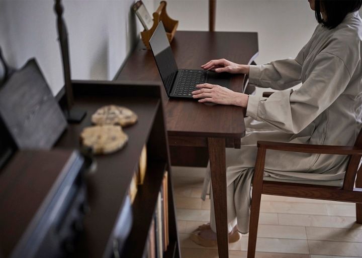 ワーク・デスクv02～無垢材の素材感、優美な曲線デザイン、抜群の収納