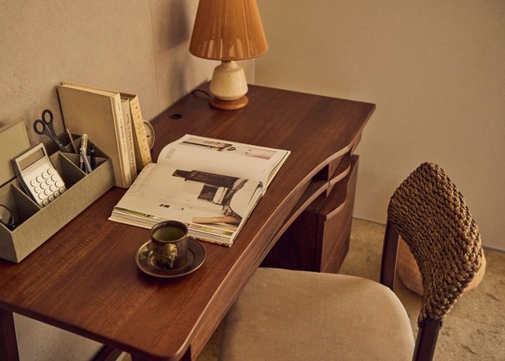 ワーク・デスクv02～無垢材の素材感、優美な曲線デザイン、抜群の収納