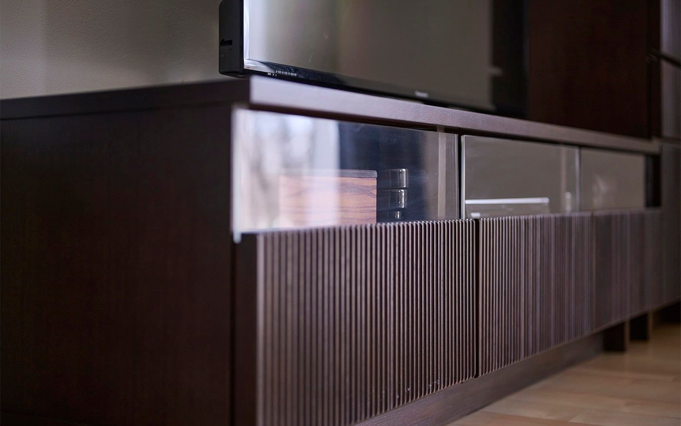 レンシリーズ収納家具 - 滝のような線と溝の連なりから生まれる 凛と