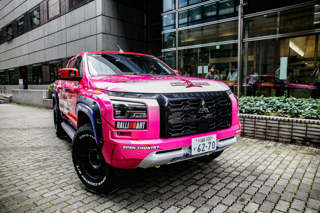 竹岡圭さんがピンクのトライトンでクロカンラリーに参戦！サポートは