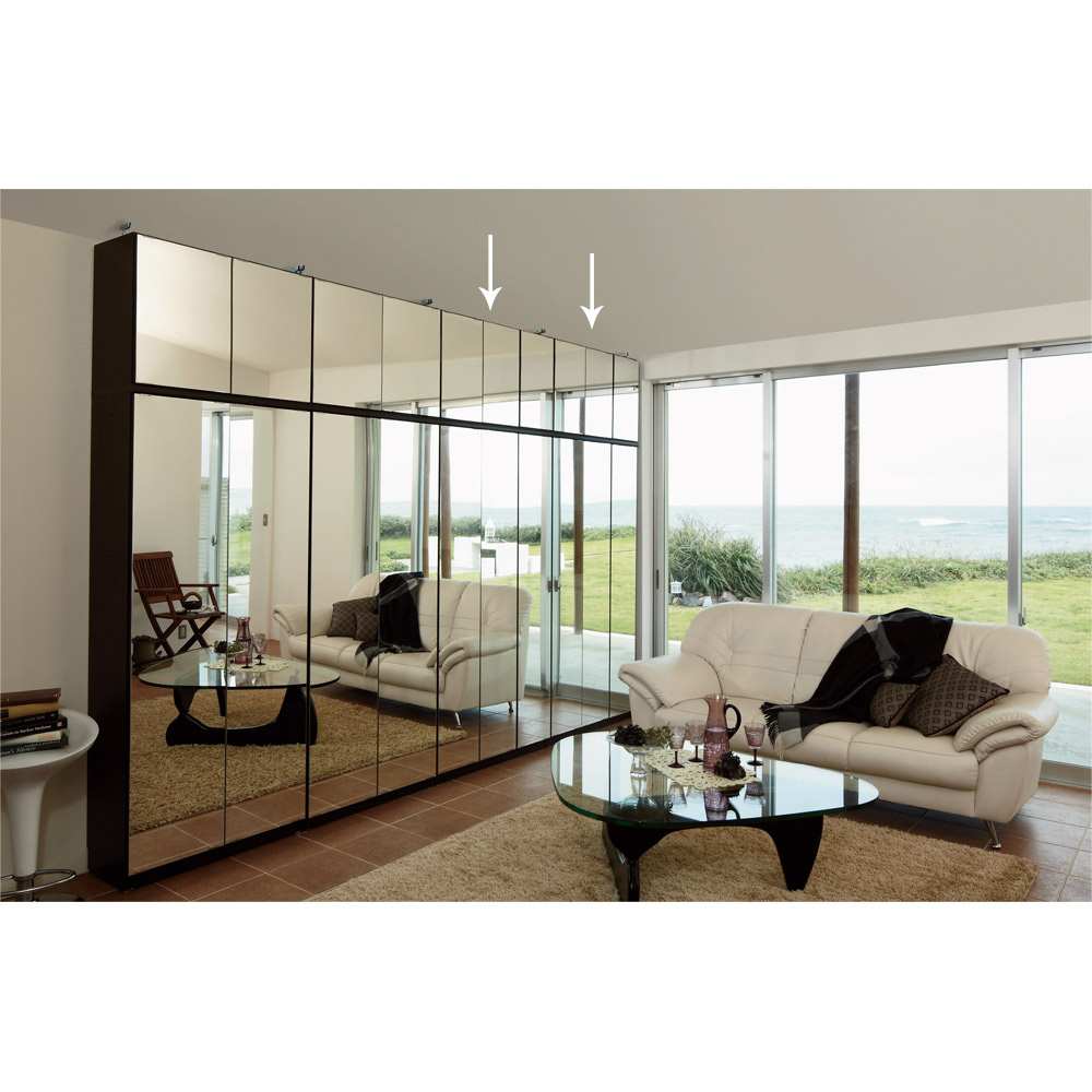 効率収納できる段違い棚シェルフ ［突っ張り上置き ミラー扉タイプ