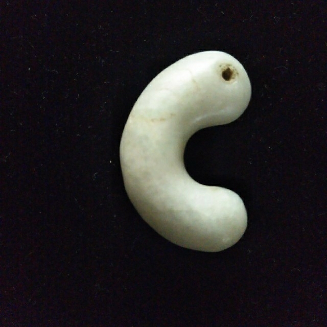 古墳期。本物の翡翠勾玉です。いい形です。なかなか出ない稀少勾玉です
