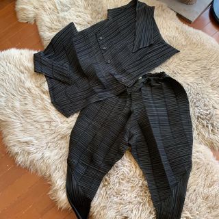 PLEATS PLEASE ISSEY MIYAKE（ノーカラージャケット）のフリマアイテム一覧