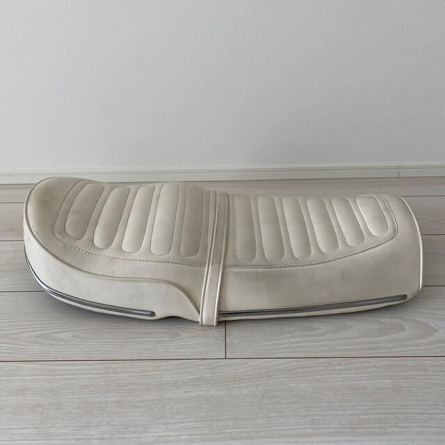 gt380 艶無し白 純正柄シート 純正モール付きの通販 by makome's shop