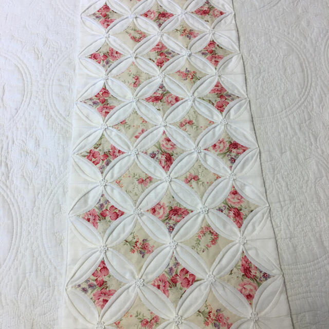 パッチワーク カテドラルウィンドウ タペストリー テーブルランナー の