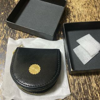 皇居限定 コインケース 黒 金 馬蹄型 小銭入れ 天皇家菊花紋章入 本革
