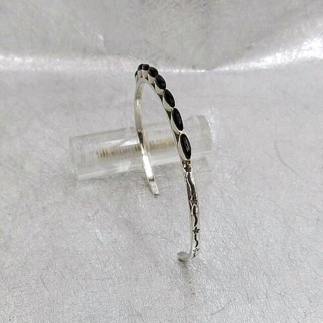 インディアンスタイル！オニキスシルバースリムバングル！の通販 by