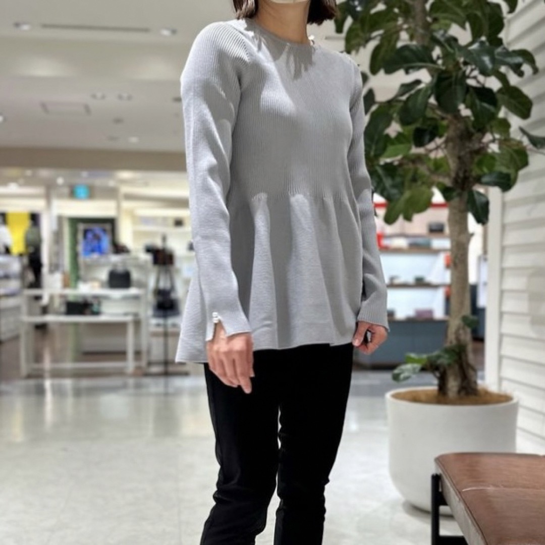 Sono - 完売品 sono グレー 3Dフレア ニットプルオーバー ペプラム