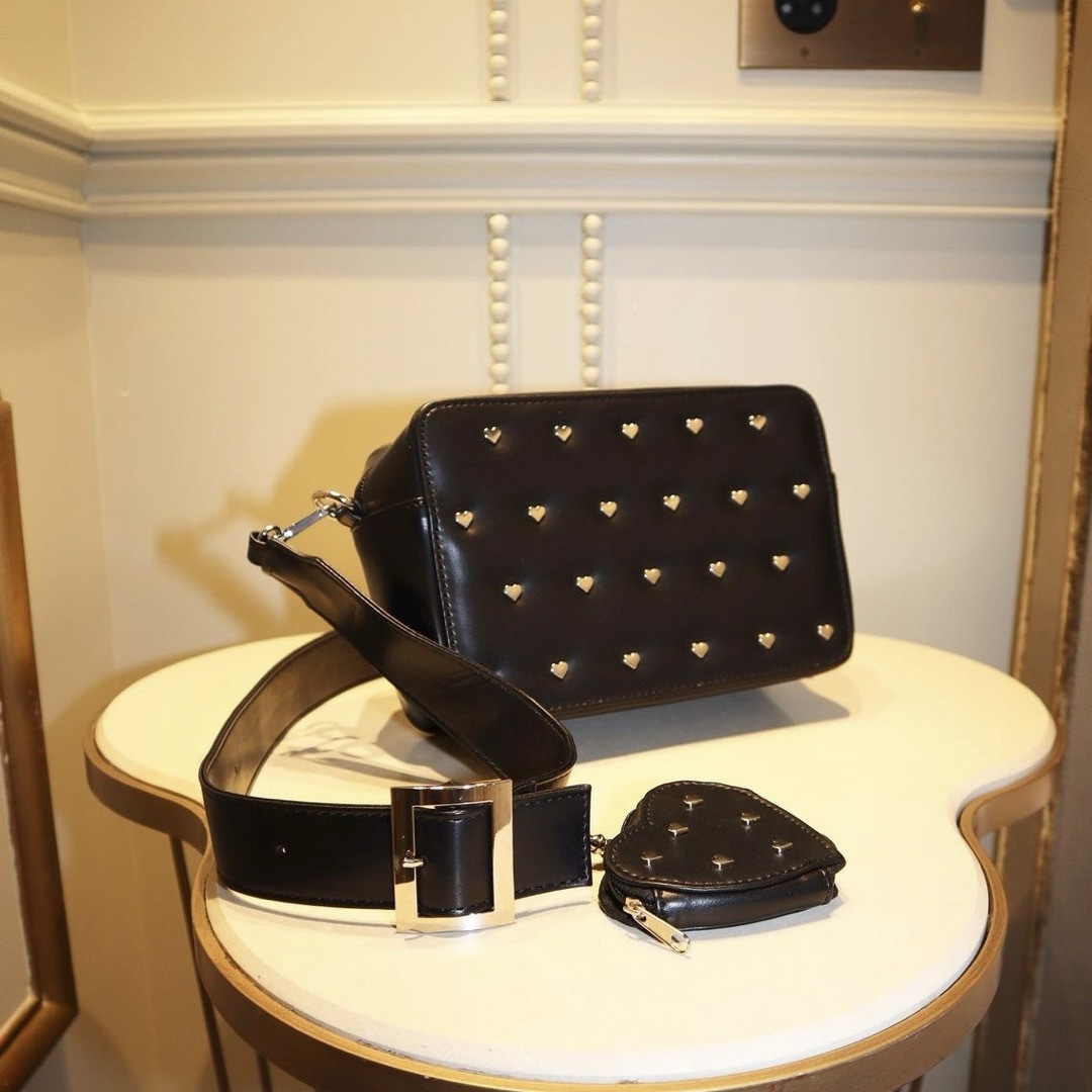 épine - 週末限定値下》epine ハートスタッズショルダーバッグの通販