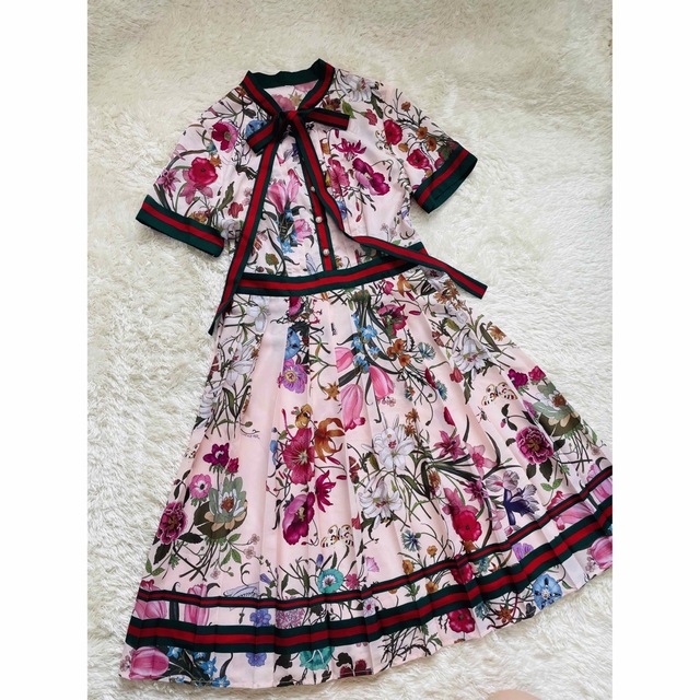 ノーブランド】GUCCI似！！花柄 ワンピース 緑 赤 ラインの通販 by miu