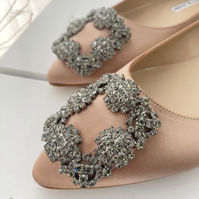 マノロブラニ ビジューハンギシフラットシューズ 【公式通販】