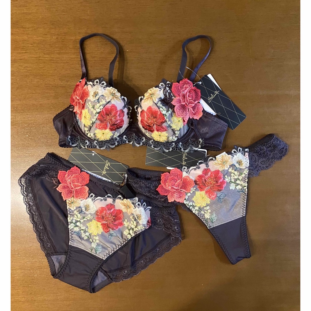 Wacoal - 新品未使用サルート 93グループ B70 VIブラ&ショーツ&ソング