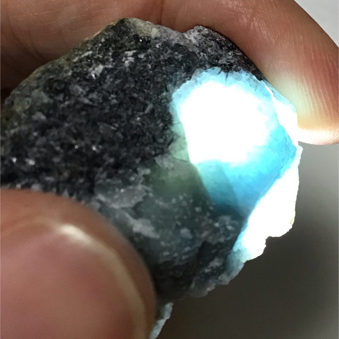 糸魚川翡翠 コン沢 原石 47.3g（102①）※茄子紺‼︎の通販 by ふたごの