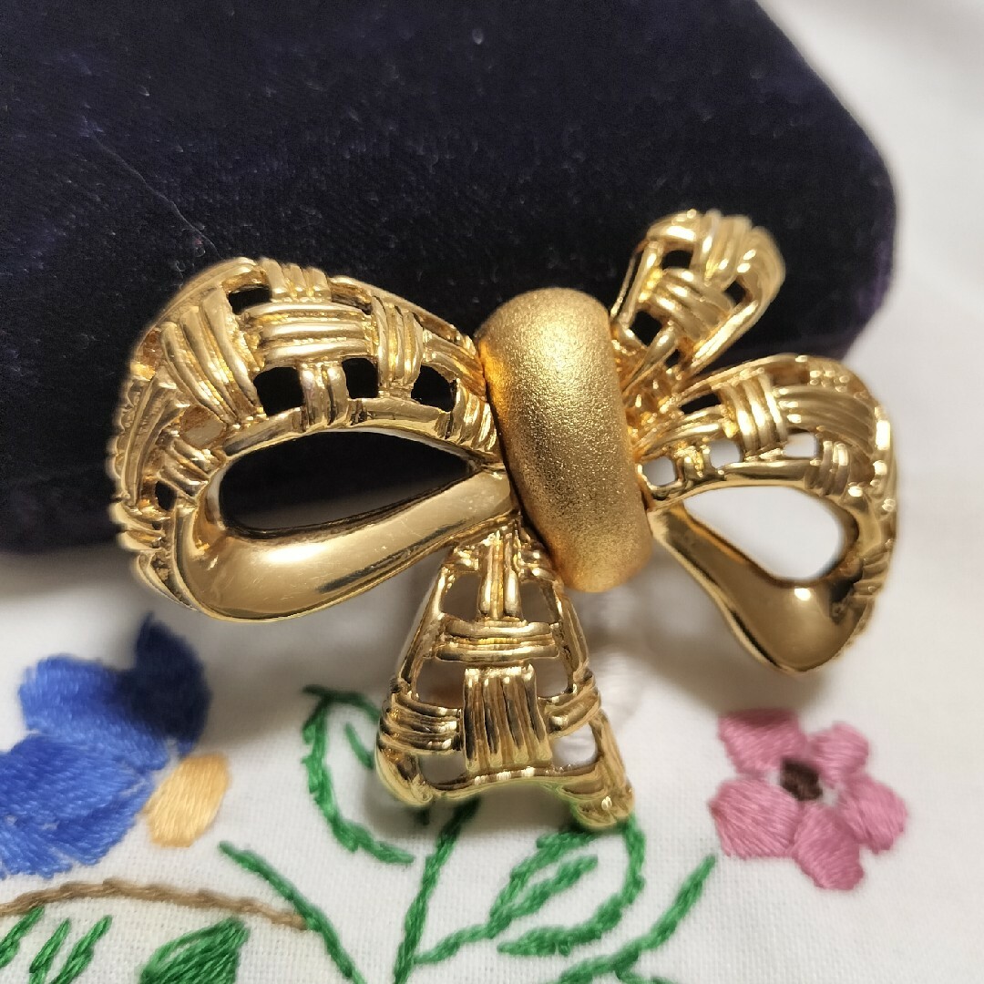 leilian - レリアン ゴールド リボンモチーフ アシンメトリー ブローチ