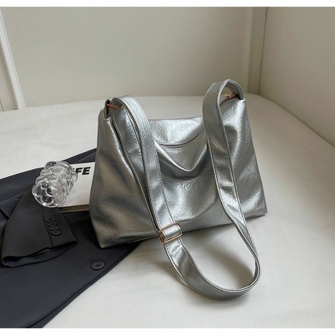 ショルダーバッグ シルバー 斜めがけ 大容量 A4 PUレザー 肩掛け 便利