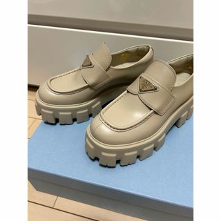 PRADA（ローファー/革靴 ・ ベージュ系）のフリマアイテム一覧
