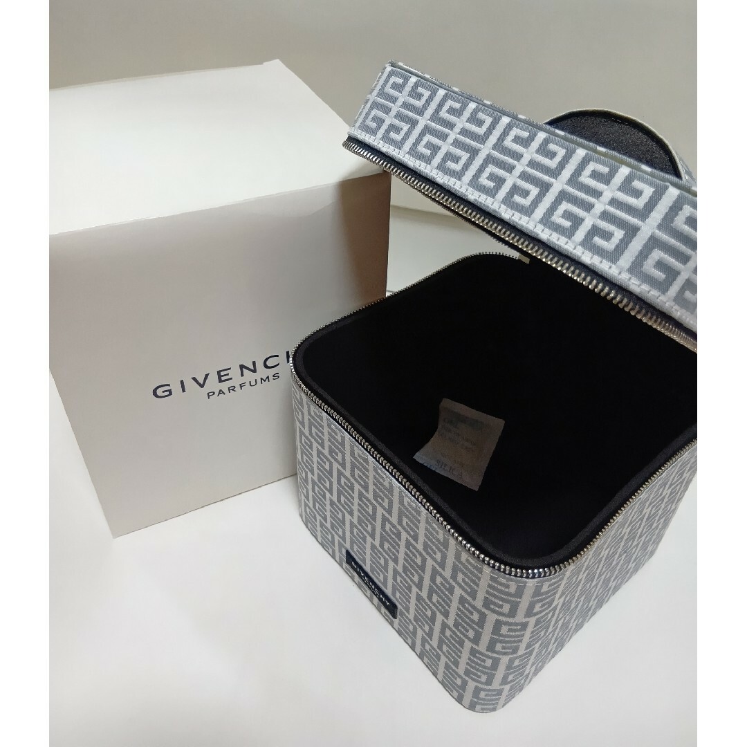 GIVENCHY - 新品 GIVENCHY モノグラムバニティポーチの通販 by