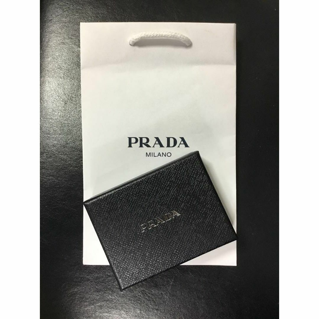 PRADA - 新品 ショッパー付 PRADA プラダ メタルロゴ 本革 ブラック