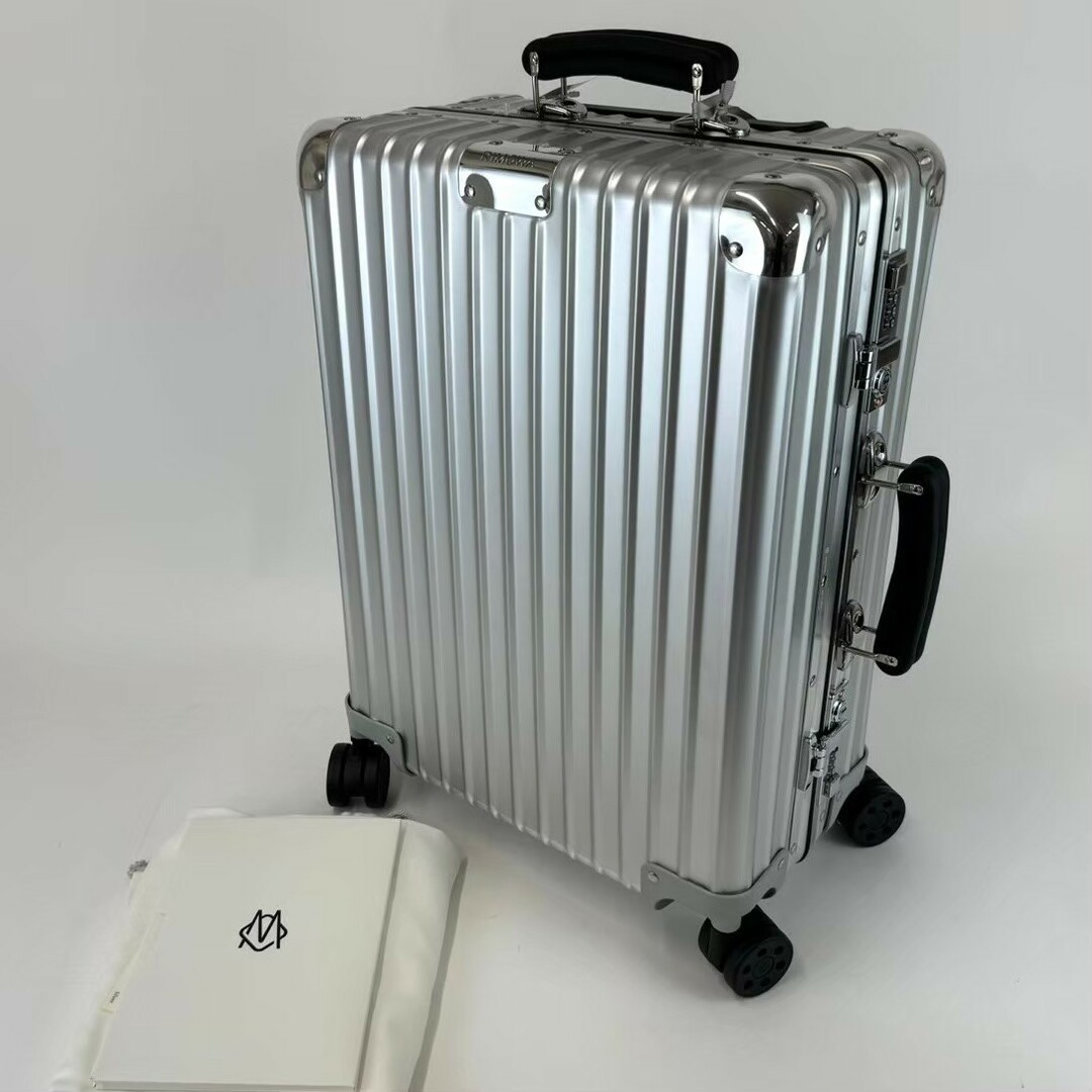 RIMOWA - 新品未使用 RIMOWA リモワ Classic Cabin S Silver 33L