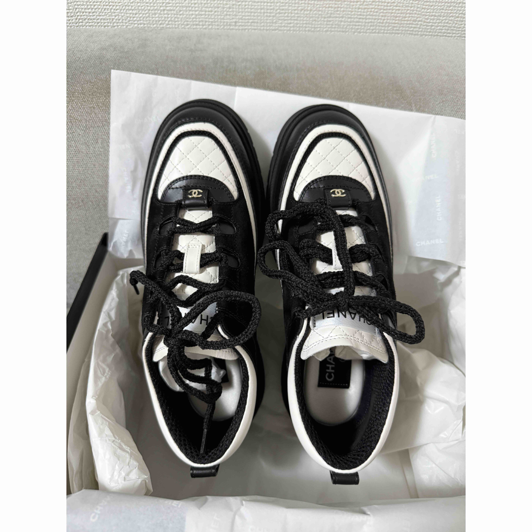 CHANEL - 値下げ！新品未使用 シャネル スニーカー 38 黒白 25B 超希少
