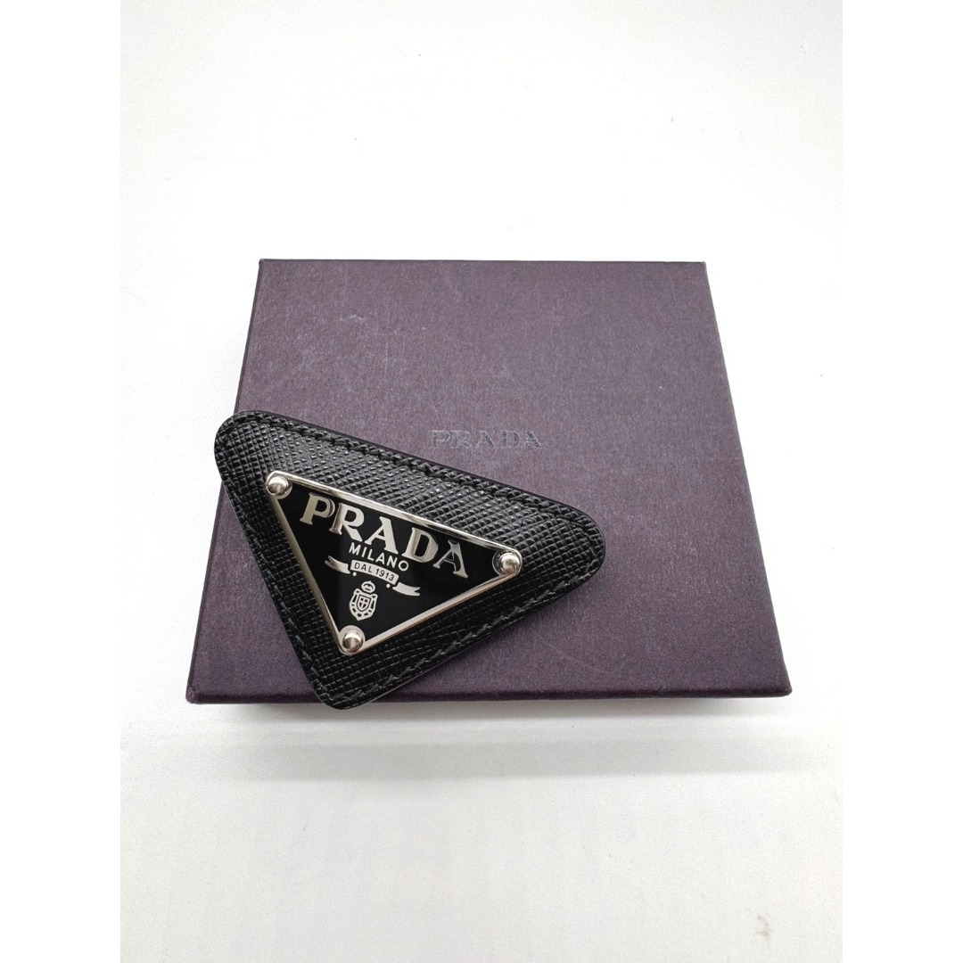 PRADA - プラダ 三角ロゴプレート ブローチ ブラックの通販 by グラン