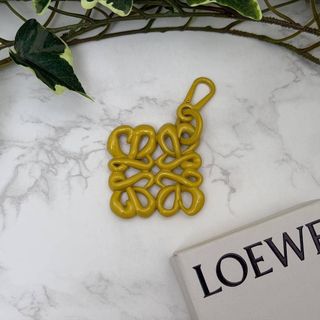LOEWE - LOEWE ロエベ アナグラム チャーム カーフ タン ゴールド