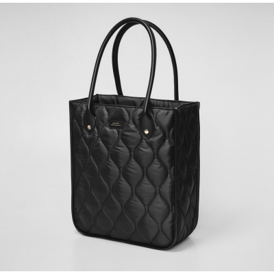 整理整頓できる仕切りつき! 23区 超軽量キルティングトートバッグBOOK