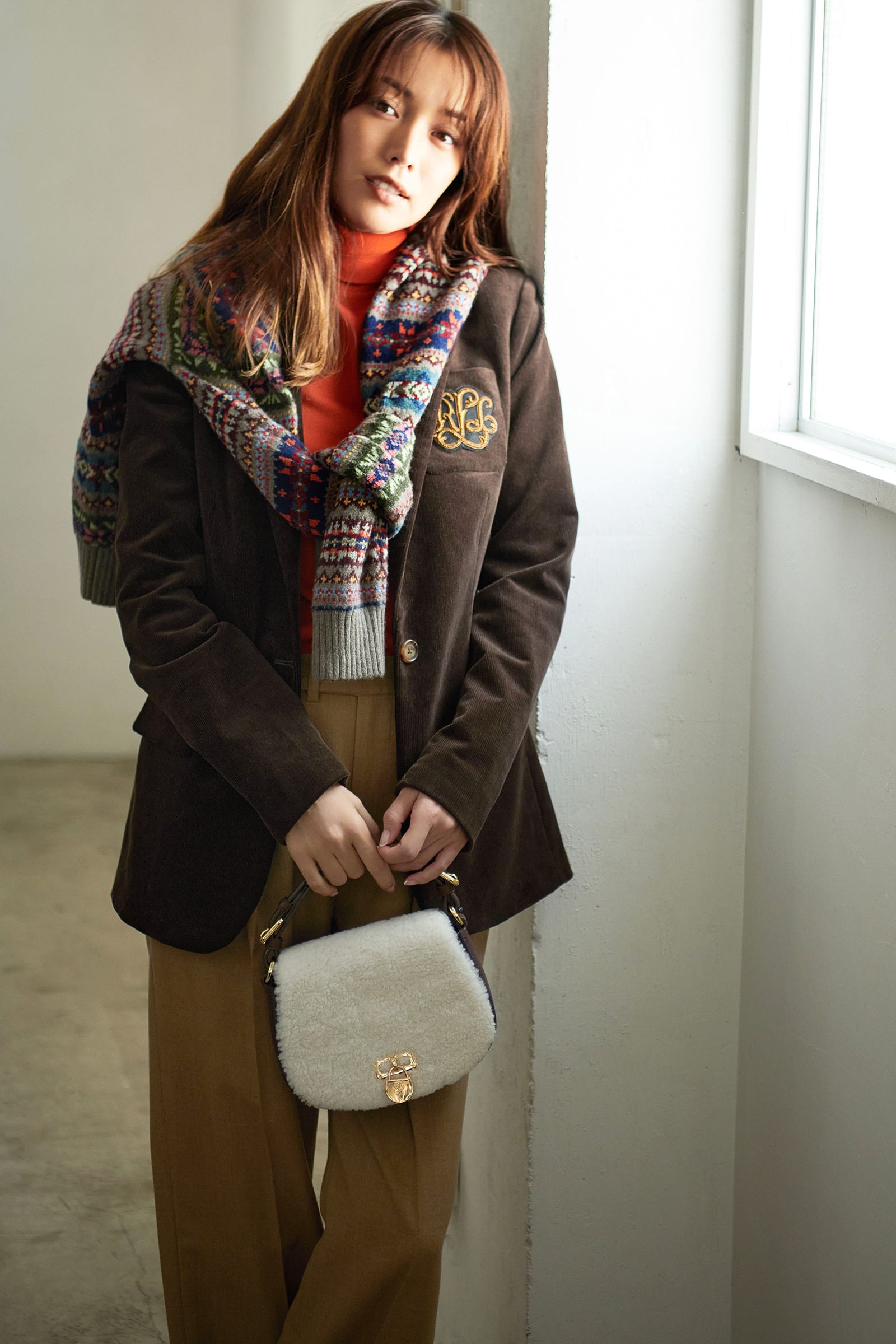 蛯原友里さんが着る、ハッピーモードな【秋のアウター】3選 – STORY