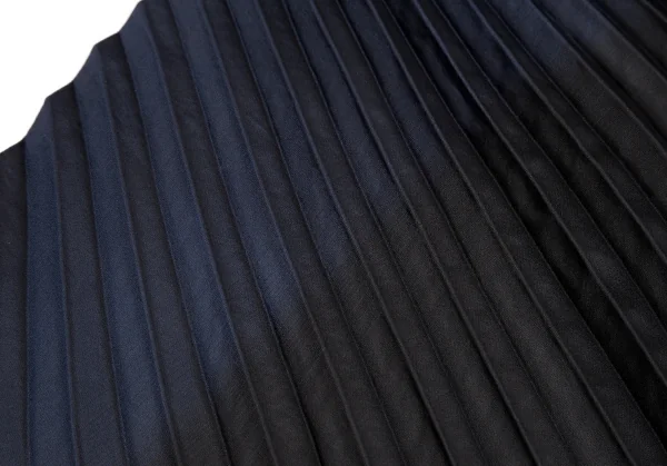 イッセイミヤケISSEY MIYAKE プリーツグラデーションスキッパー