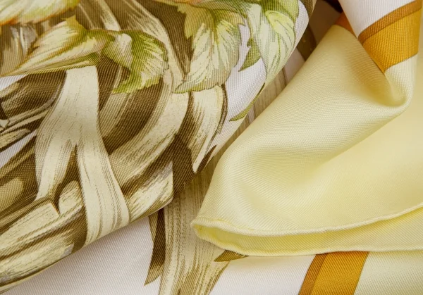 エルメスHERMES カレ90 REGINA 女王陛下 スカーフ 黄色他 (K-126970)