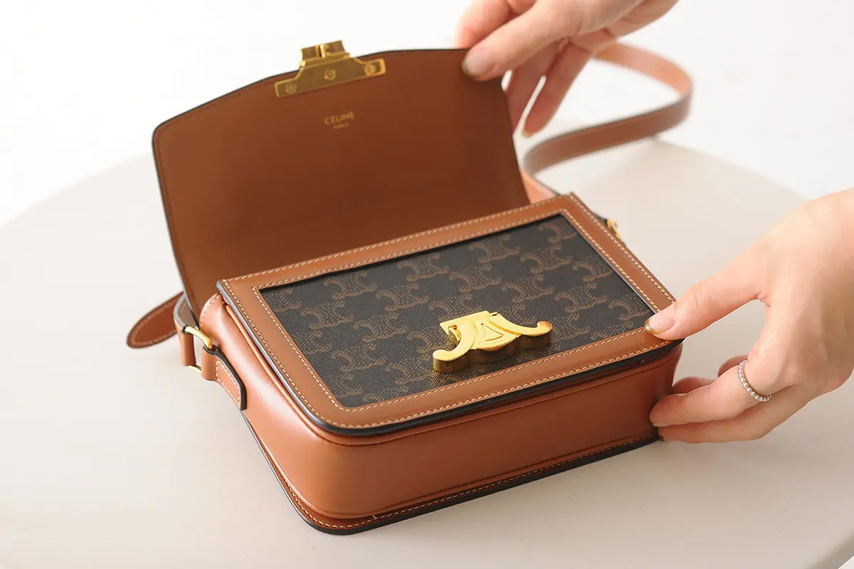 上品な存在感を放つCELINE（セリーヌ）「トリオンフキャンバス