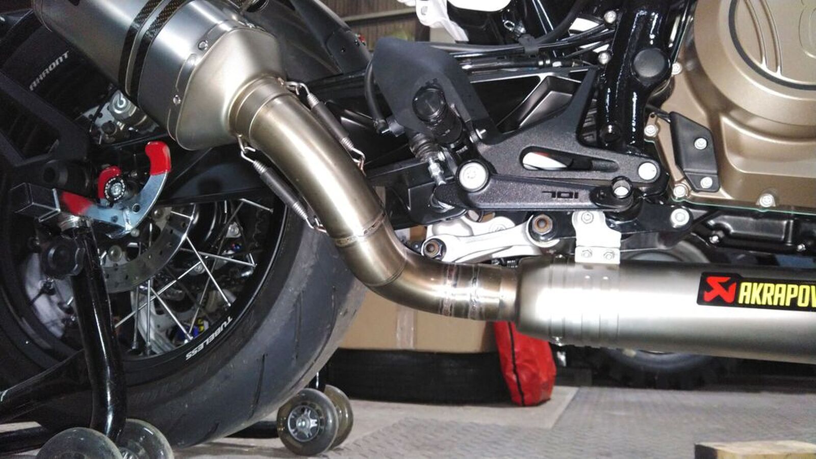 HUSQVARNA VITPILEN 701「HUSQVARNA VITPILEN701 AKRAPOVIC EXHAUST