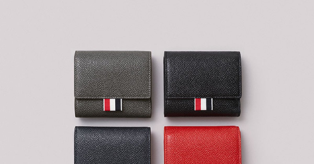 大人のミニ財布】トム ブラウン初の三つ折り財布が日本限定発売。新色