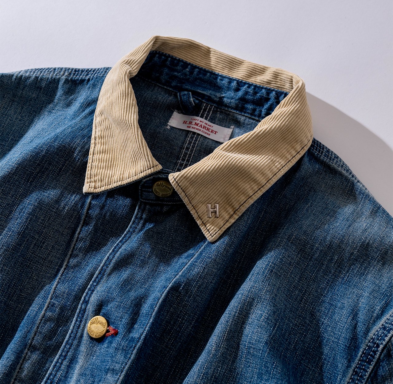 大人の冬デニム】ショート丈のカバーオールはインナー使いにも重宝