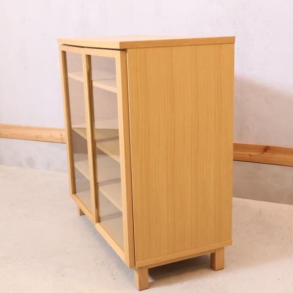 人気の無印良品(MUJI)のオーク材 キャビネット・ガラス扉です
